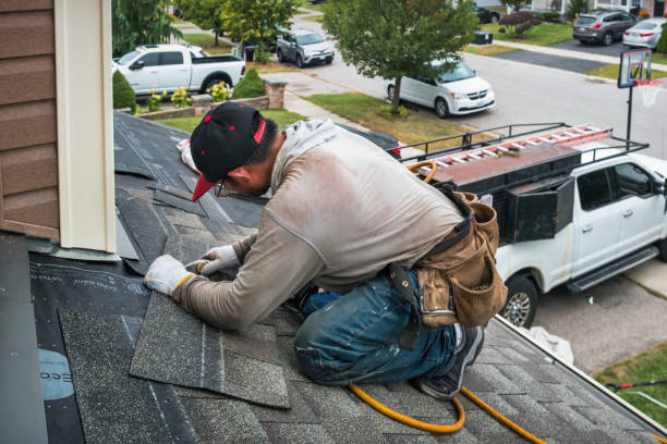 Professional Roofing technician working in New London, IA